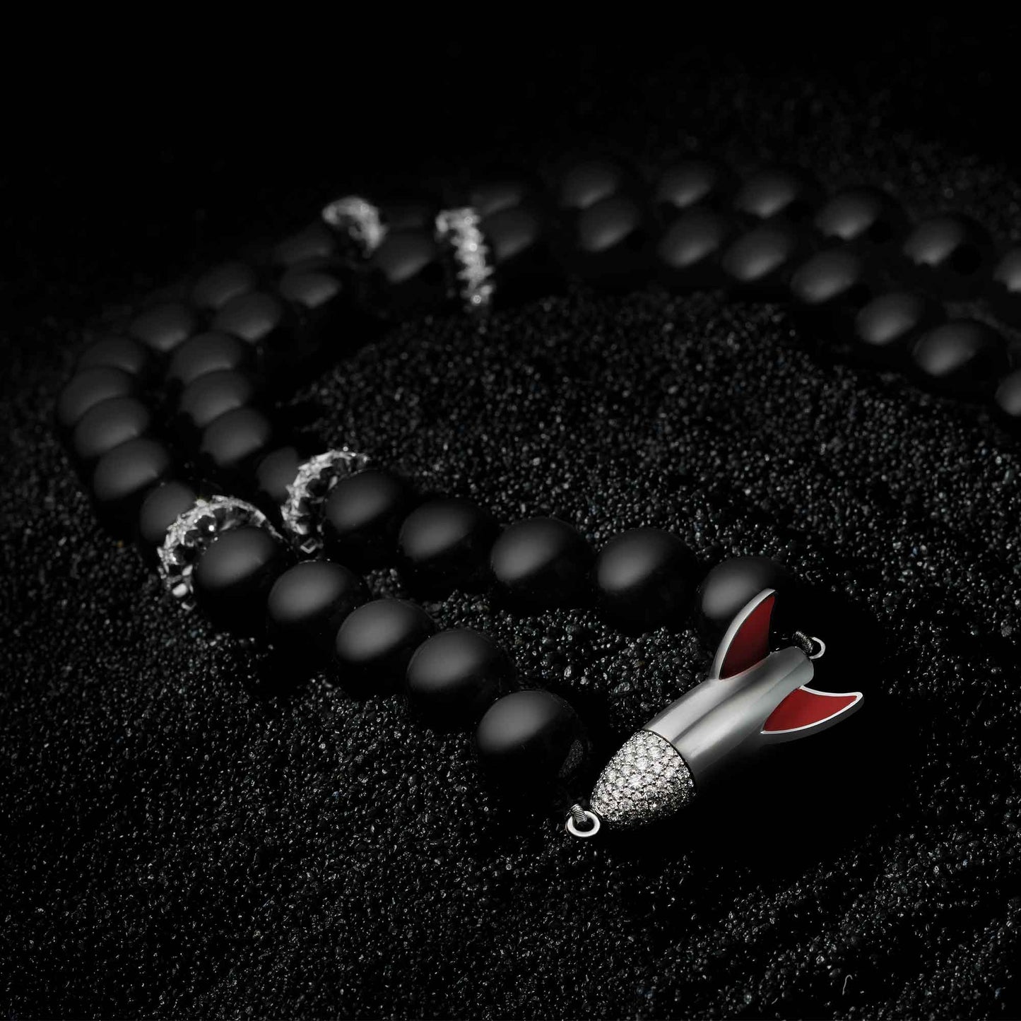 オニキスとダイヤモンドをあしらった18Kホワイトゴールドのコズミックロケットネックレス