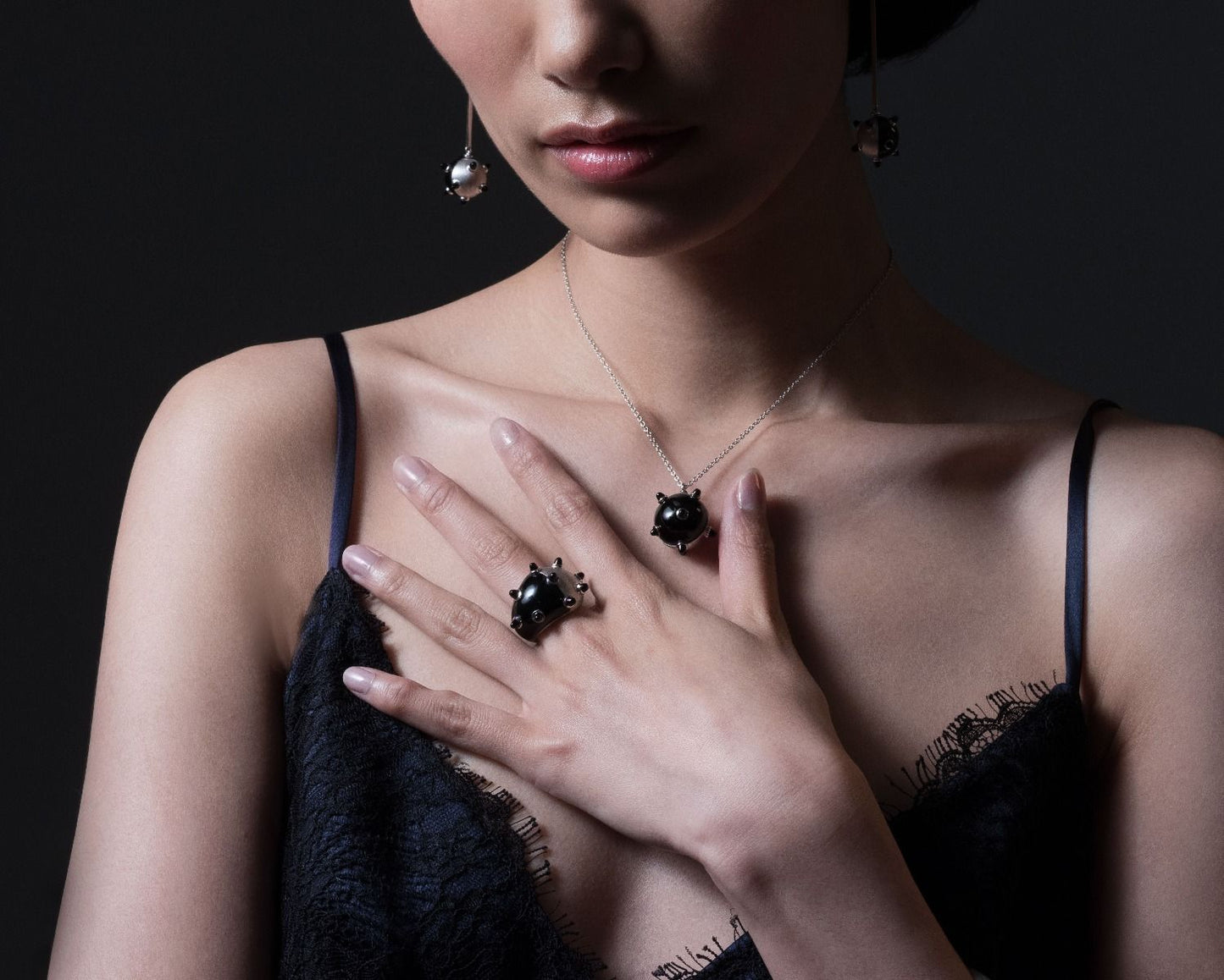 コズミック スプートニク エクリプス リング (オニキス付き 18ct ホワイトゴールド)